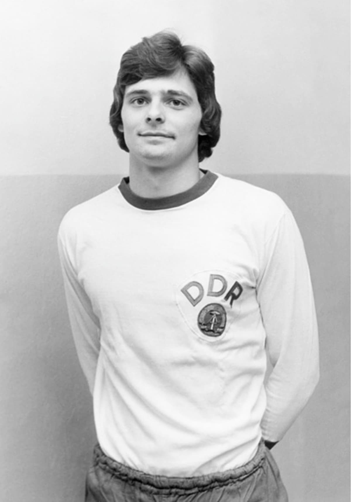 Lutz Eigendorf fue un jugador de Alemania Oriental que escapó de su país para jugar en la Bundesliga. Murió en 1983 en un extraño incidente automovilístico el cual fue juzgado como un asesinato, orquestado por la 'Stasi', la policía secreta del este de Alemania.