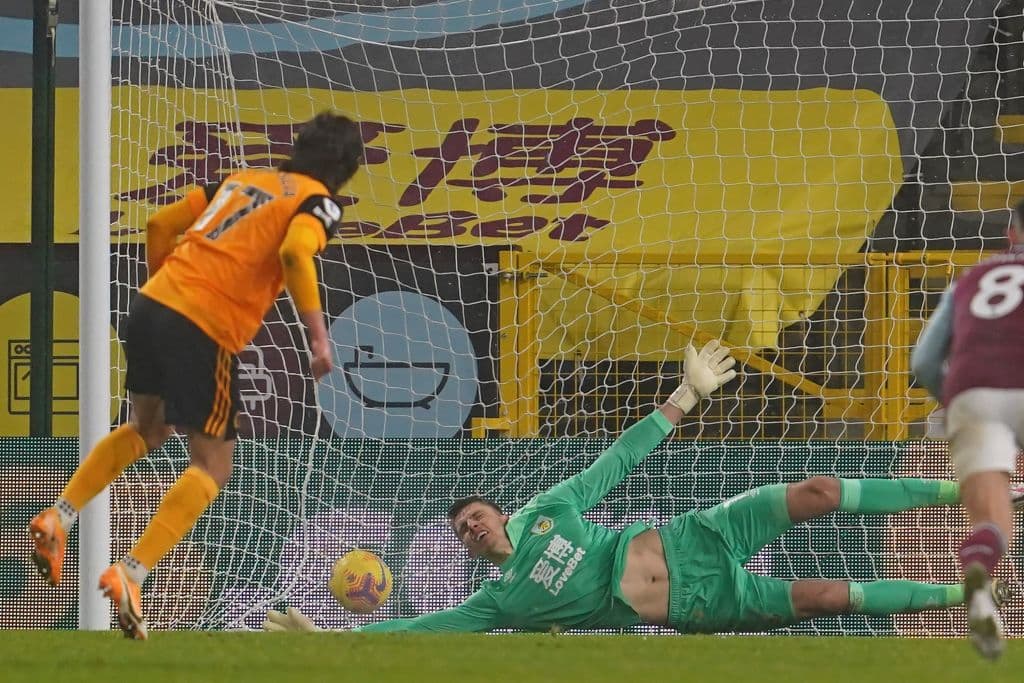 Fábio Silva (89’) marcó el del descuento por medio de la pena máxima. Barnes (35’) y Wood (51’) marcaron por los locales. El siguiente compromiso para los Wolves será recibiendo al Tottenham.