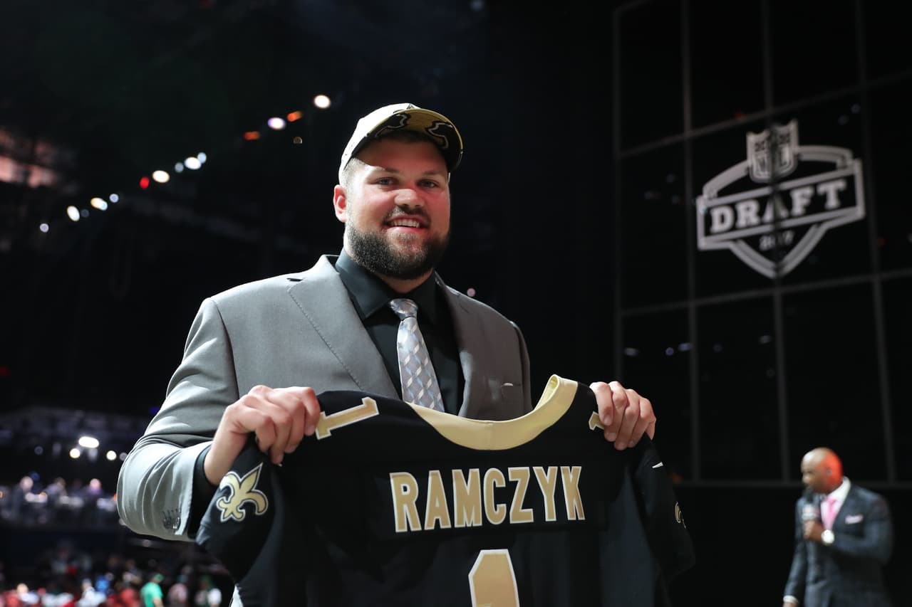 <b>32 RYAB RAMCZYK | OT New Orleans Saints</b>
<br>Universidad: Wisconsin
<br>Estatura: 6’6’’
<br>Peso: 310 libras
<br>
<br>Destacar: Comenzó su carrera universitaria en la División III Wisconsin-Stevens Point antes de ser transferido a FBS.
<br>
<br>Resumen: Estudiante bien educado, como ocurre entre los surgidos de Wisconsin típicamente sanos, está saliendo de una cirugía de cadera.
<br>
<br>Conclusión: Quinto liniero ofensivo de Wisconsin tomado en la primera ronda desde 2007.