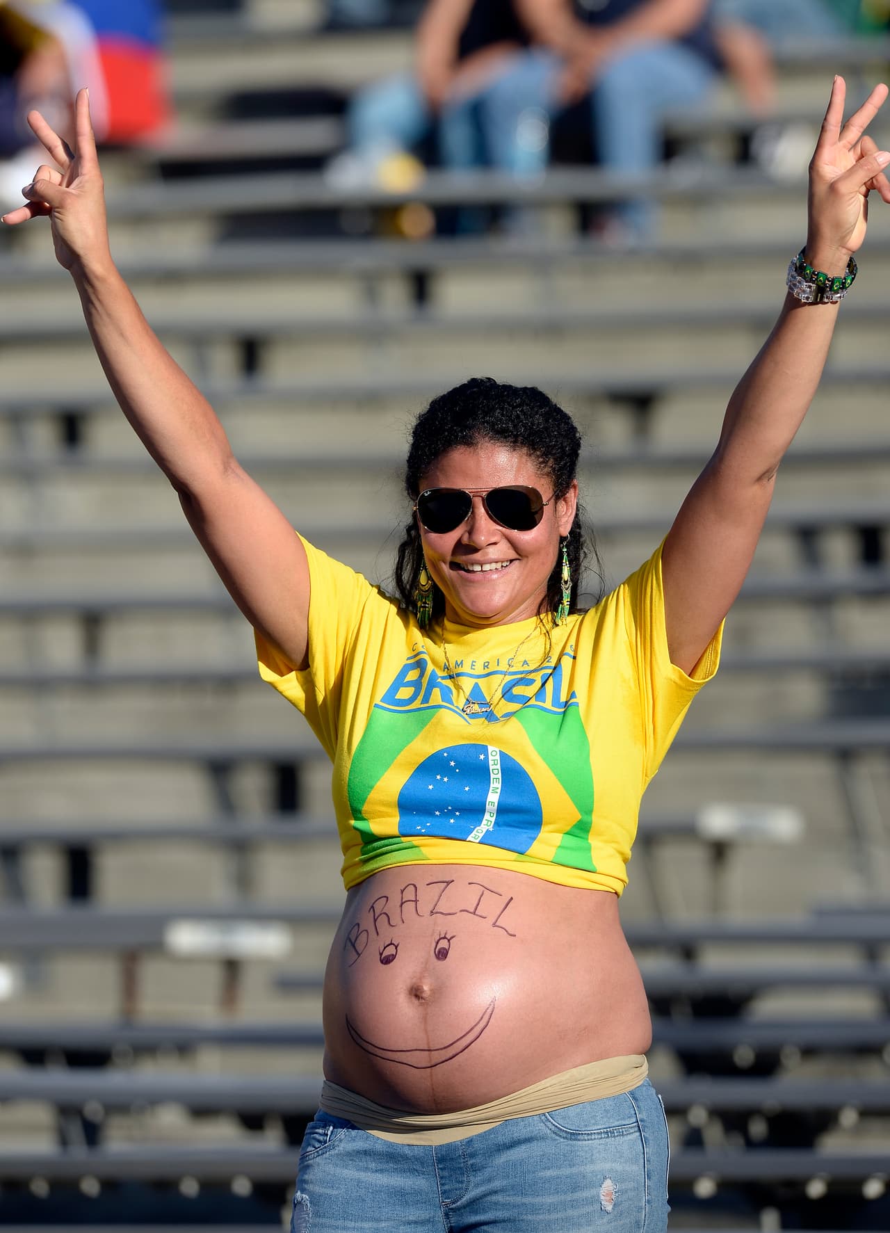 Una aficionada del de la selección de Brasil, momentos antes de comenzar el partido.