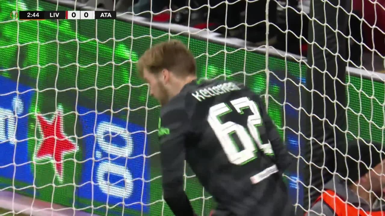 ¡TIRO ATAJADO! disparo por Mario Pasalic.