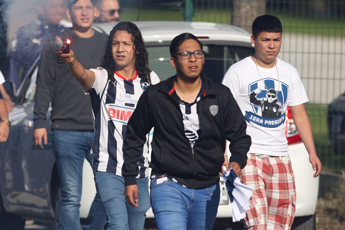Los fanáticos de Rayados rumbo al Estadio Bancomer para el juego contra Tuzos en la Jornada 1 del Clausura 2019.