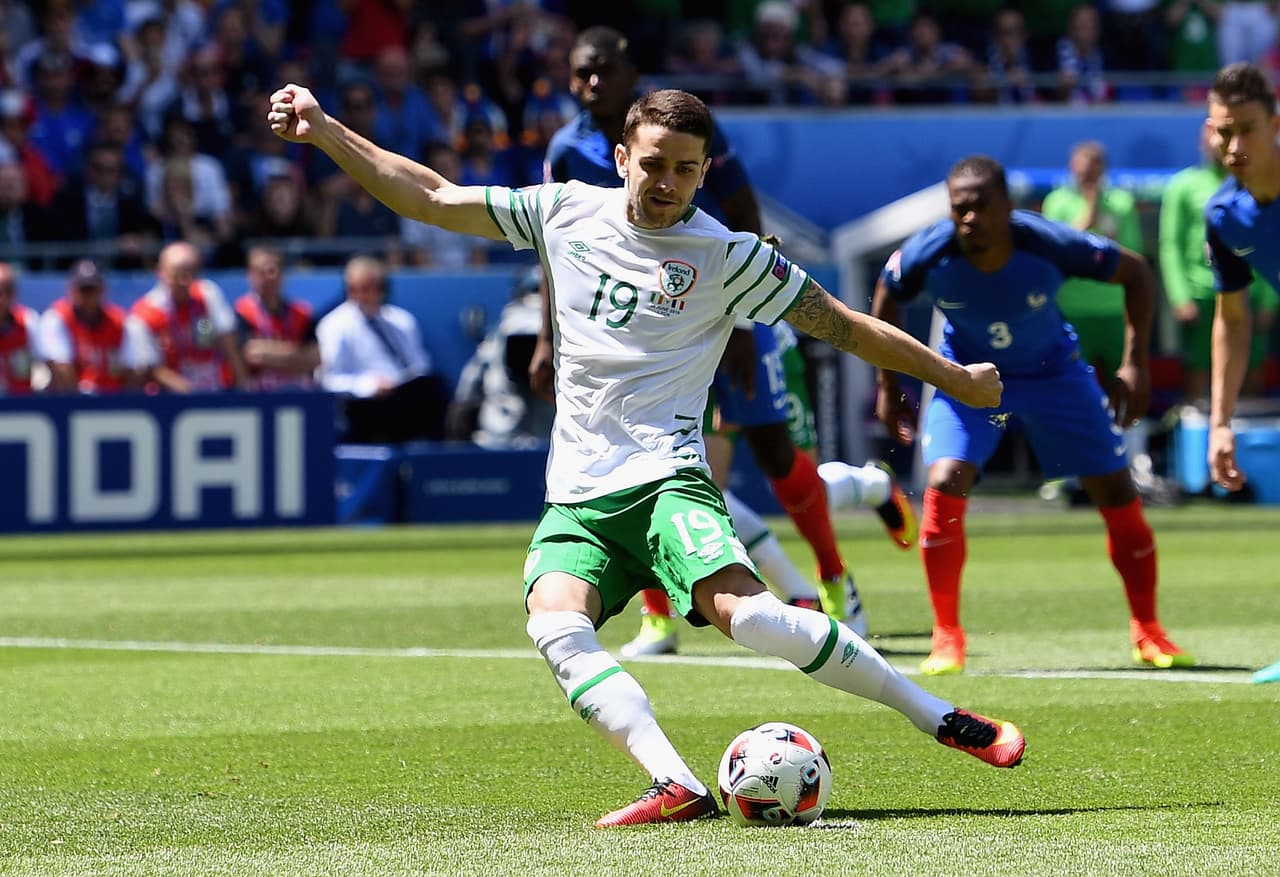 Robbie Brady sería el encargado de anotar desde los once pasos con un cobro pegado al poste derecho del arco francés.