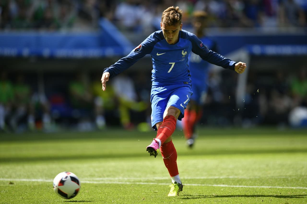 La voltereta no tardaría en llegar, un balón peinado con intención de Giroud dejaría solo a Griezmann para disparar a un costado del arquero irlandés y marcar el segundo gol francés.