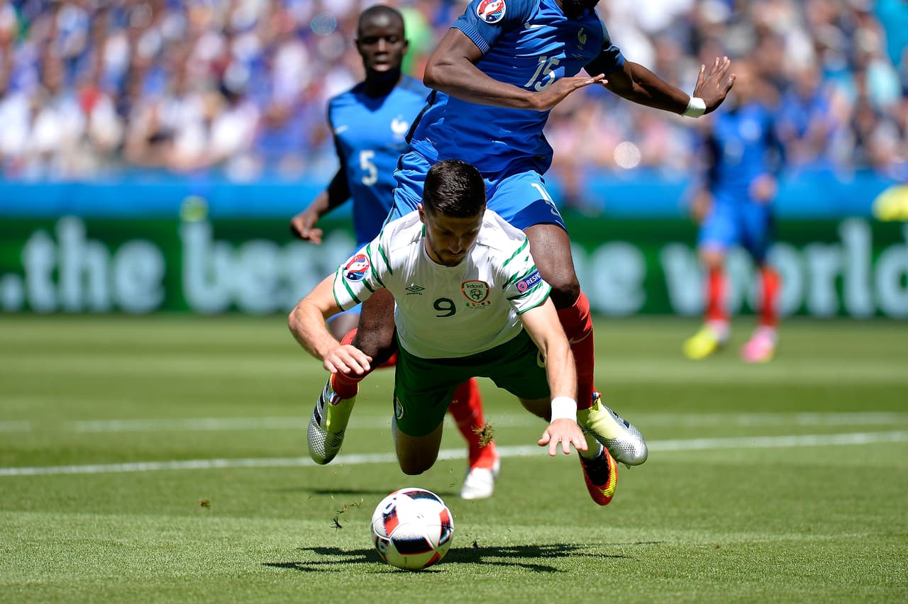 Apenas se había jugado un minuto del partido y Paul Pogba ponía contra la pared a su equipo con un penal absurdo.