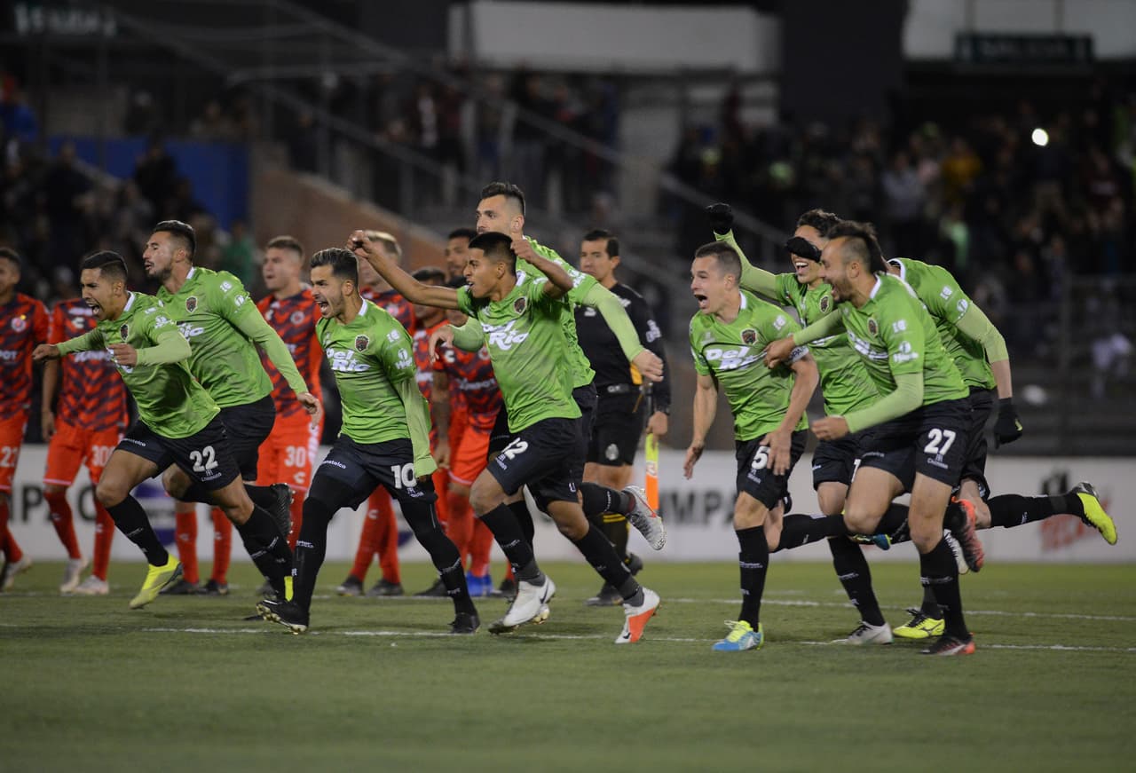 Y con la última falla, de Kontogiannis, los Bravos se lanzaron al centro del campo a festejar la hazaña de haber derrotado al equipo de la Liga MX.