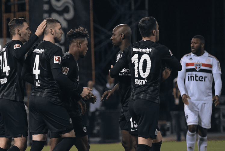 Por el equipo alemán, los mexicanos Marco Fabián y Carlos Salcedo jugaron todo el segundo tiempo en un partido en el que hubo muchos cambios de los dos equipos.