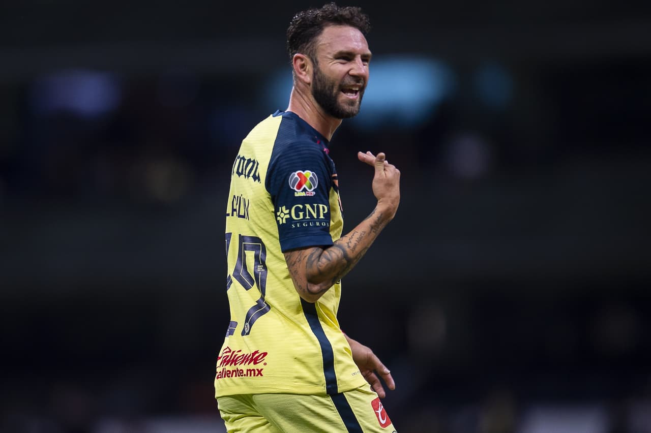 Para Layún, las formas importan en América: "Es jodido entrar al vestidor"