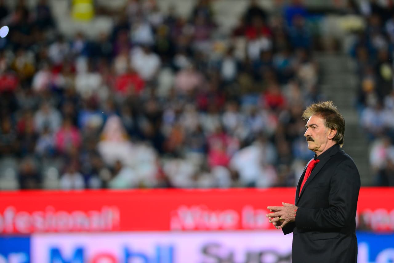 Ricardo Antonio La Volpe se dirigía con tranquilidad al banquillo.