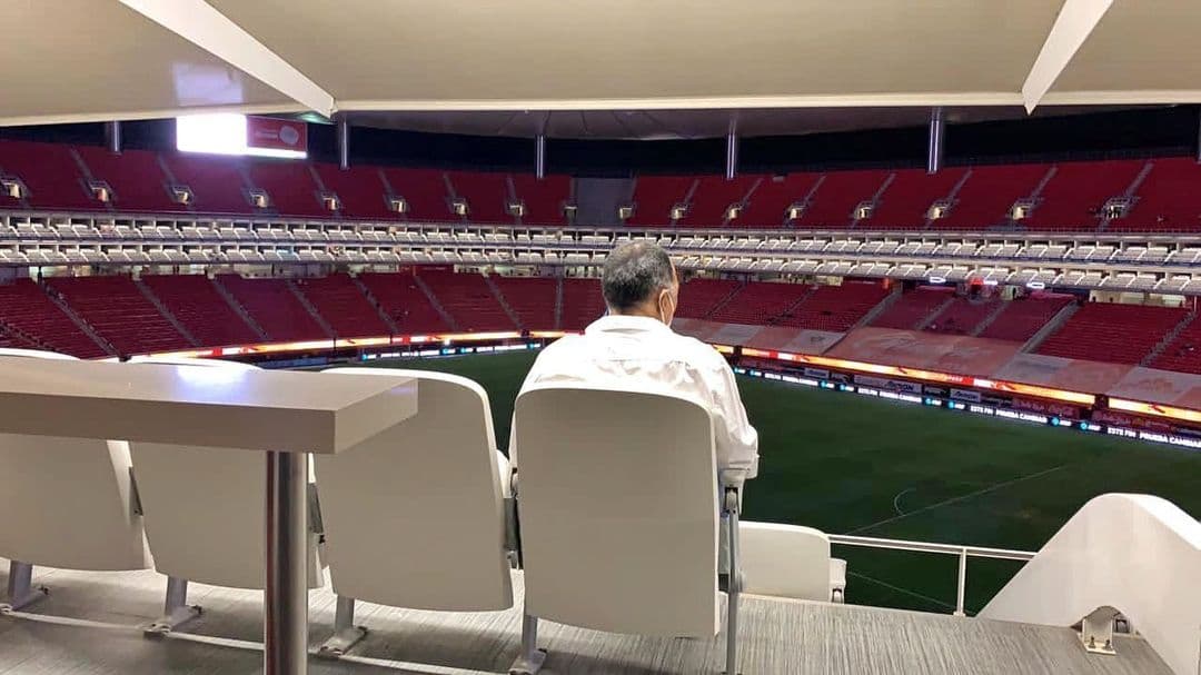 Benjamín Galindo asiste al estadio: “Vamos mis Chivas”