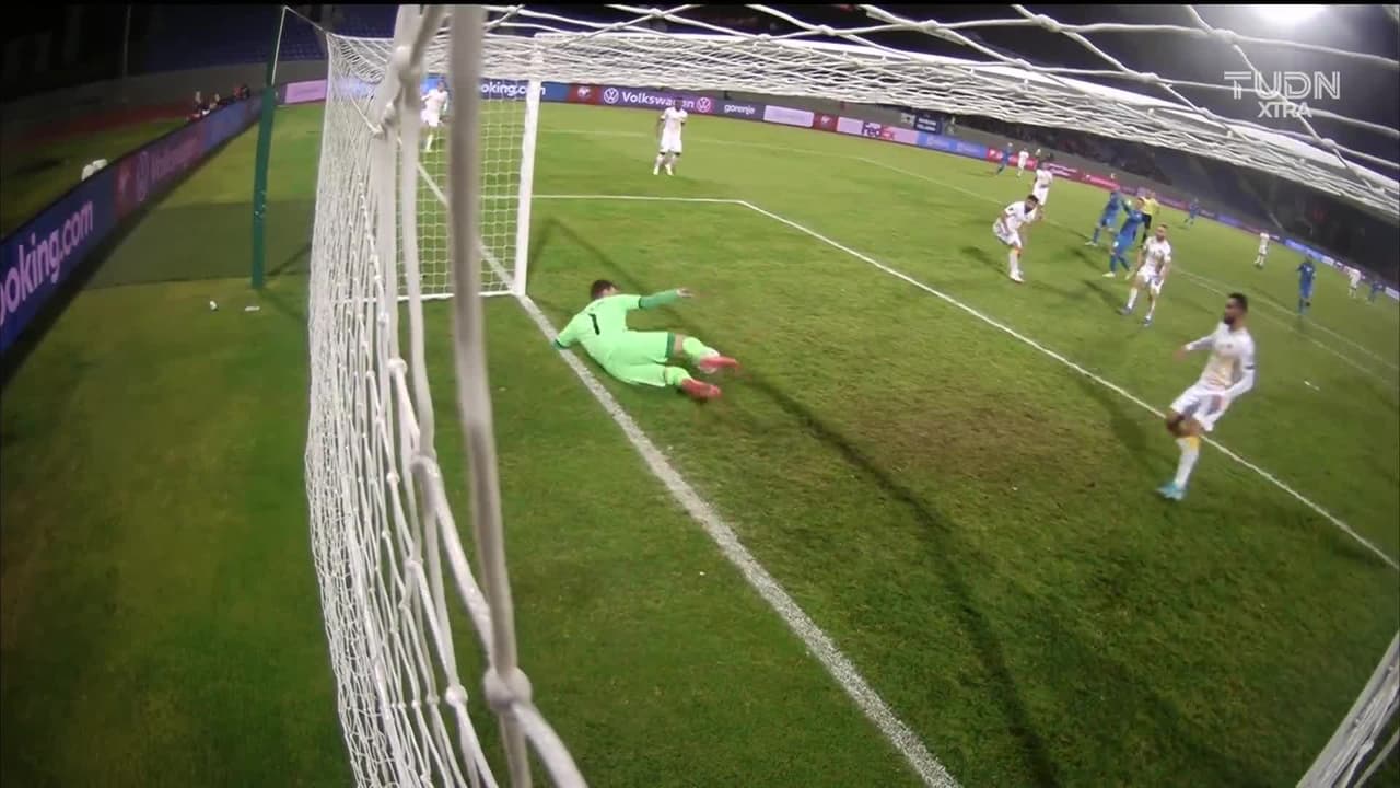 ¡TIRO ATAJADO! disparo por Ísak Bergmann Jóhannesson.