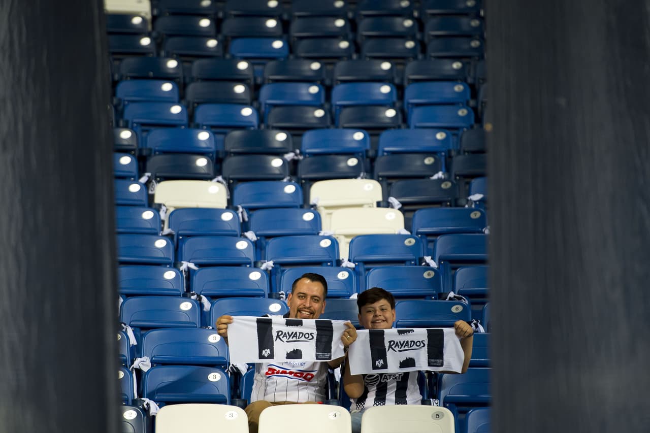 Entre optimismo y maquillaje los aficionados de los dos finalistas esperaban salir del BBVA con una sonrisa porque su equipo acabó como el campeón del torneo.