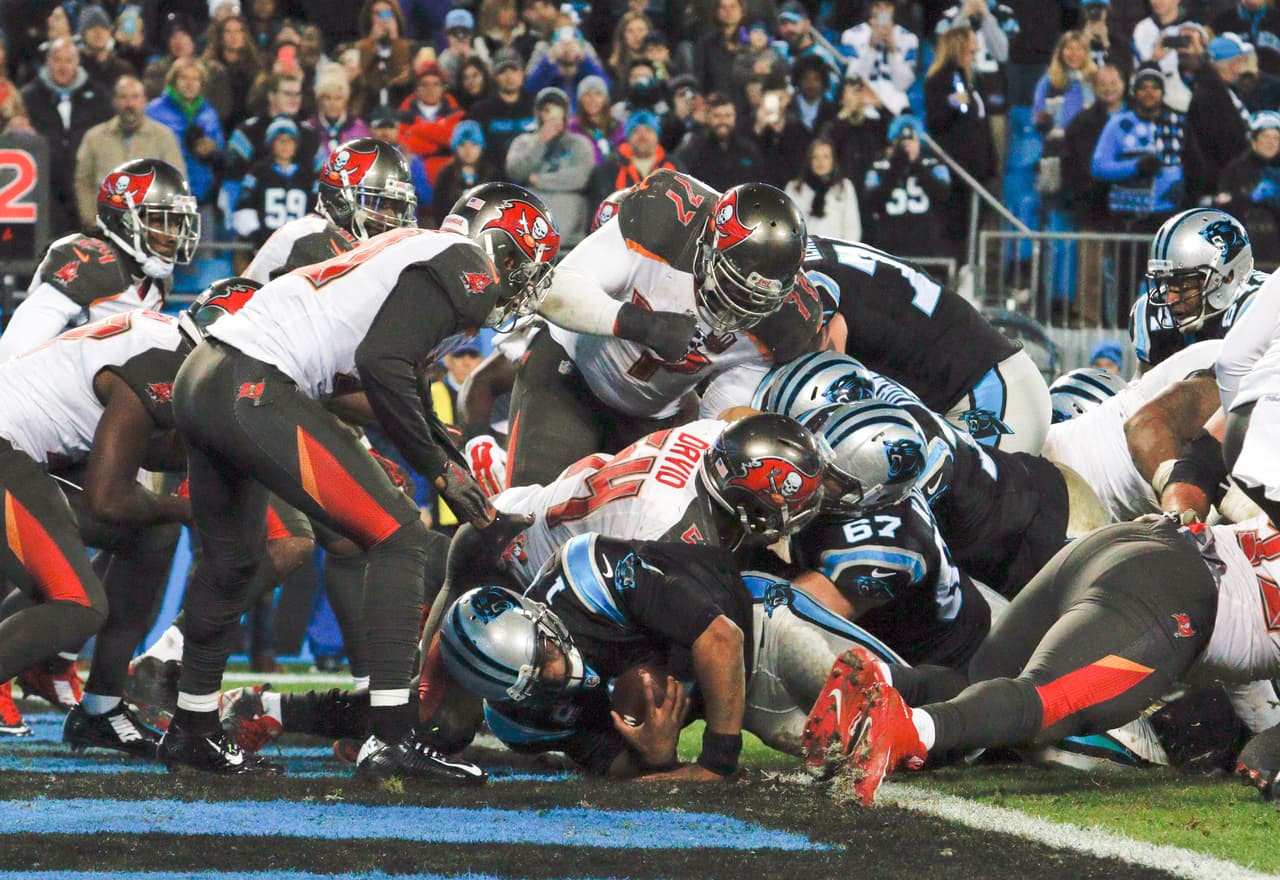 31 los partidos donde Cam Newton anotó touchdown por aire y por tierra en su carrera (récord empatado con Steve Youun quien lo hizo en 169 partidos), Cam lo consiguió solo en 78 encuentros.