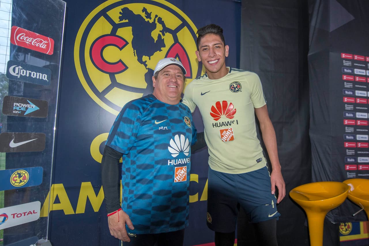 Miguel Herrera, feliz por el pase de Edson Álvarez al Ajax