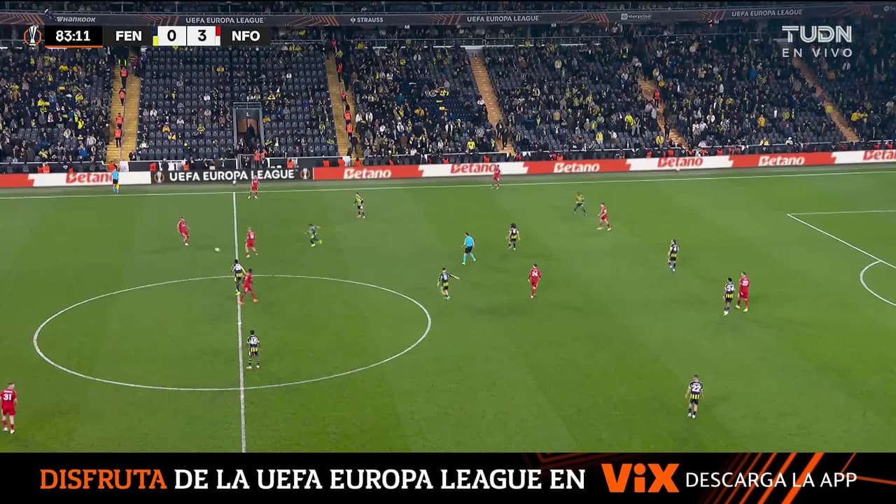 Error defensivo deja al Nottingham Forest cerca del cuarto gol ante Fenerbahçe