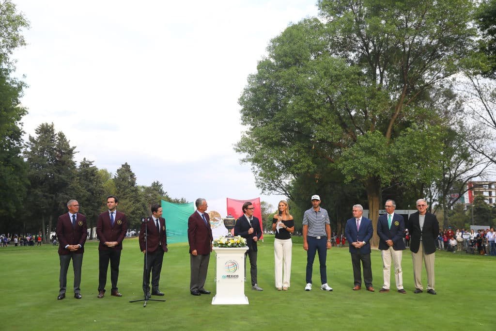 Este es el momento de la premiación de Dustin Johnson tras su triunfo 20 en el PGA Tour.