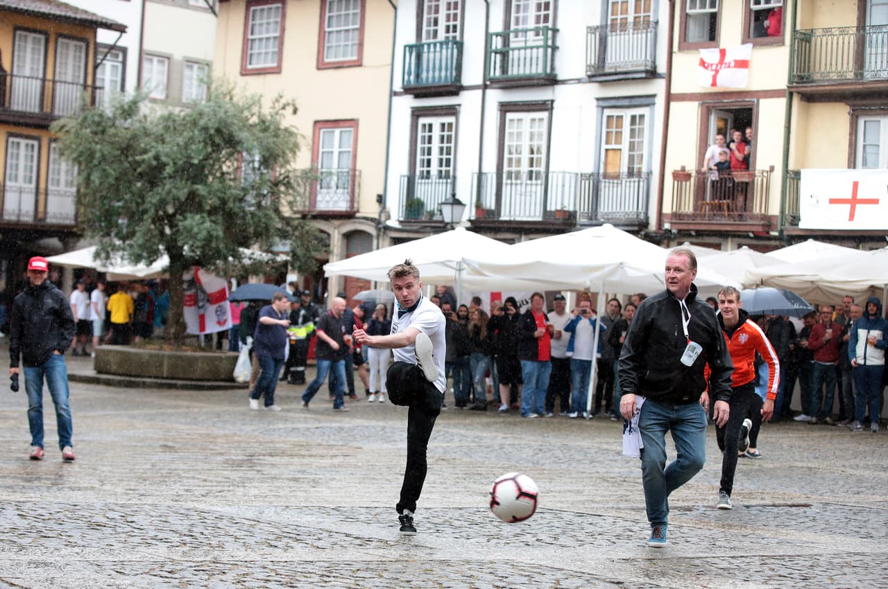 Guimaraes (Portugal) recibió este jueves la segunda Semifinal de la UEFA Nations League bajo una intensa lluvia durante la previa. A pesar del mal clima, los aficionados de Inglaterra y Holanda disfrutaron de un gran ambiente a pesar de que solo unos celebrarán el paso a la Final ante Portugal.