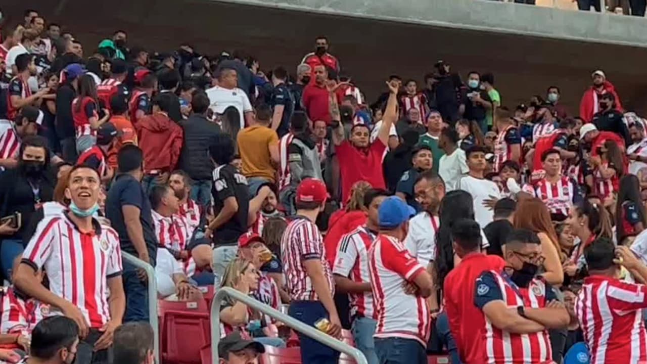 Chivas está goleando 3-1 a Pumas y eso generó conflicto en la tribuna del Estadio Akron.