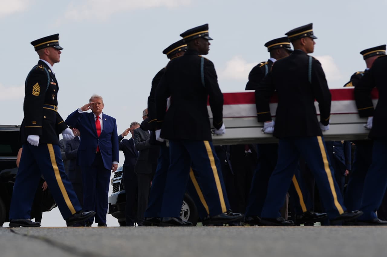 El presidente Donald Trump asistió a la recepción de los soldados fallecidos en la guerra con Irán