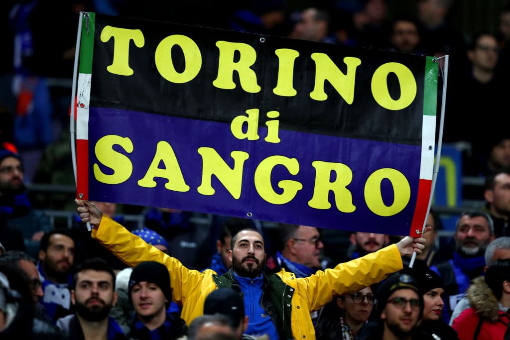 Antes del partido se vale sacar las pancartas y desplegar los mensajes. Toda vez comenzado, será difícil que los de atrás puedan ver el partido.