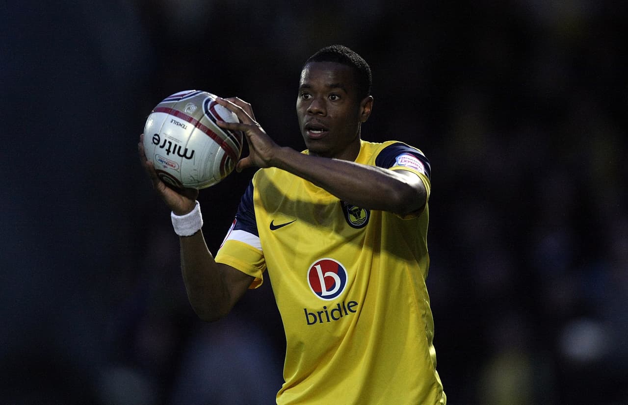 El futbolista Liam Davis fue el primer jugador que estuvo en la Premier League tras reconocer en público su homosexualidad. Nunca recibió un insulto del público por eso (si le agredían era en referencia a su baja estatura). Estuvo en Fulham, Coventry City, Oxford United, entre otros.