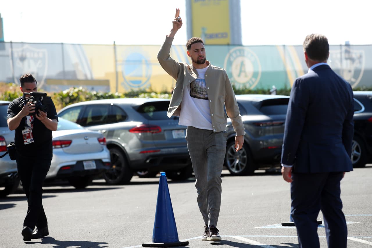 Los jugadores de Raptors y Warriors llegaron a Oracle Arena para la disputa del Juego 6 de las Finales NBA. Toronto busca destapar la champaña en patio ajeno y Golden State vivir un día más. Es el último partido NBA en la historia de Oracle Arena, en Oakland, ya que la temporada entrante el equipo se mudará al moderno Chase Center en San Francisco. Por ese motivo los aficionados acudieron a despedirse de la que ha sido su casa por más de cinco décadas.