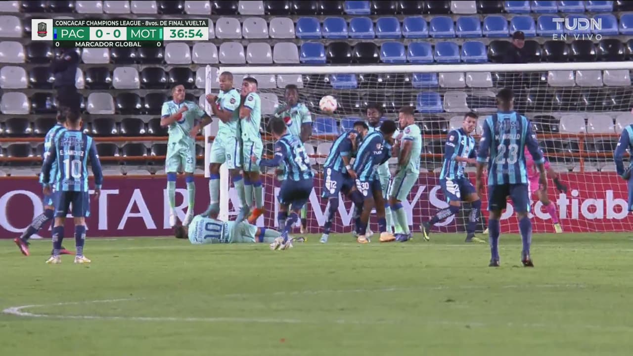 ¡Pasa cerca! Luis Chávez vuelve a quedarse corto con otro tiro libre