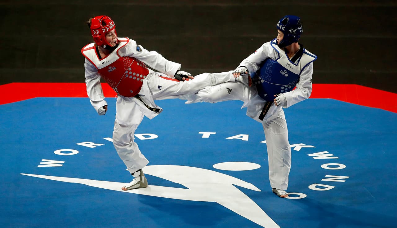 El choque entre la experiencia de Espinoza y la renovación de la coreana Da-Bin Lee (azul) es un punto determinante en la tercera medalla de la mexicana en un Mundial.