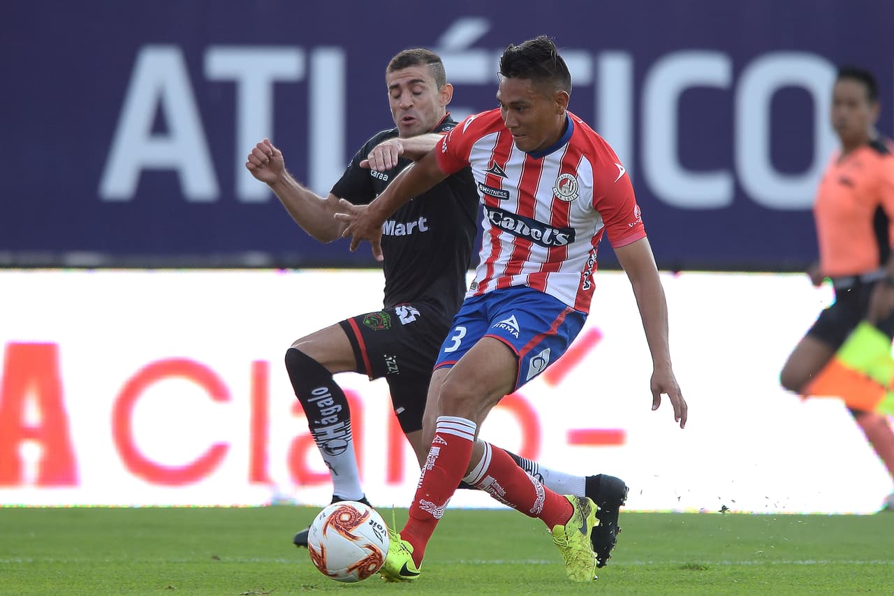 Se rompe el mediocampo y ye el partido comienza a ser de ida y vuelta.