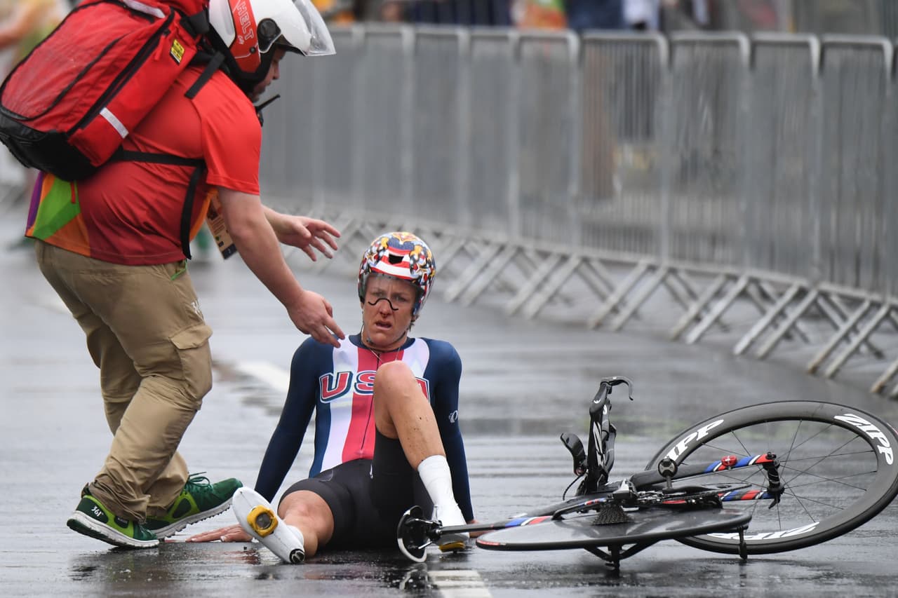 Kristin Armstrong (Estados Unidos) cae luego de terminar la prueba de tiempo individual de ciclismo femenino.