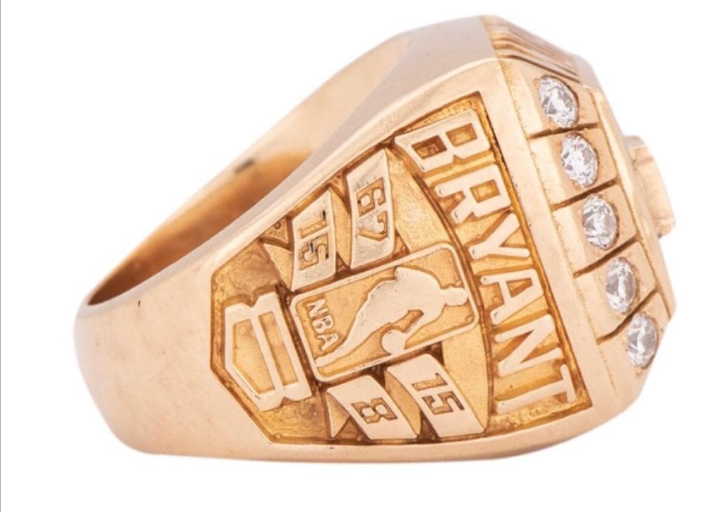 El anillo de campeonato de Los Angeles Lakers de 2000 que Kobe Bryant regaló a su padre Joe, está disponible en una subasta que arrancará en los $40 mil dólares.