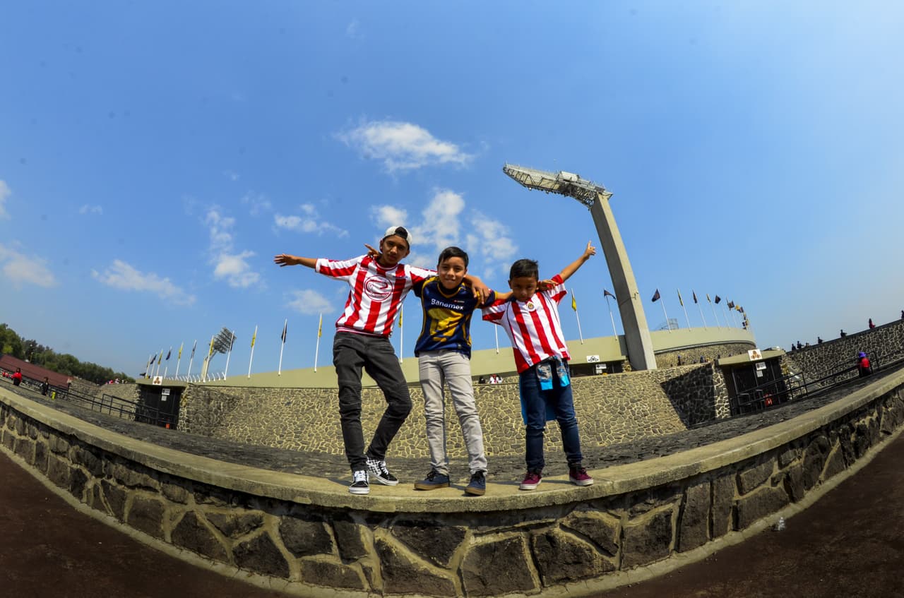 La pasión fluye entre los fanáticos de Pumas UNAM y Chivas de Guadalajara en el duelo de la Jornada 12 en el estadio Olímpico Universitario por el Clausura 2019 de la Liga MX.