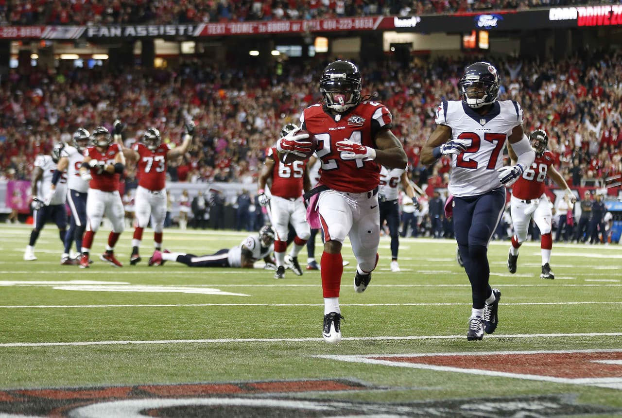 Devonta Freeman repitió una actuación de tres touchdowns y los Falcons mantuvieron el invicto al vencer 48-21 a los Texans (AP-NFL).