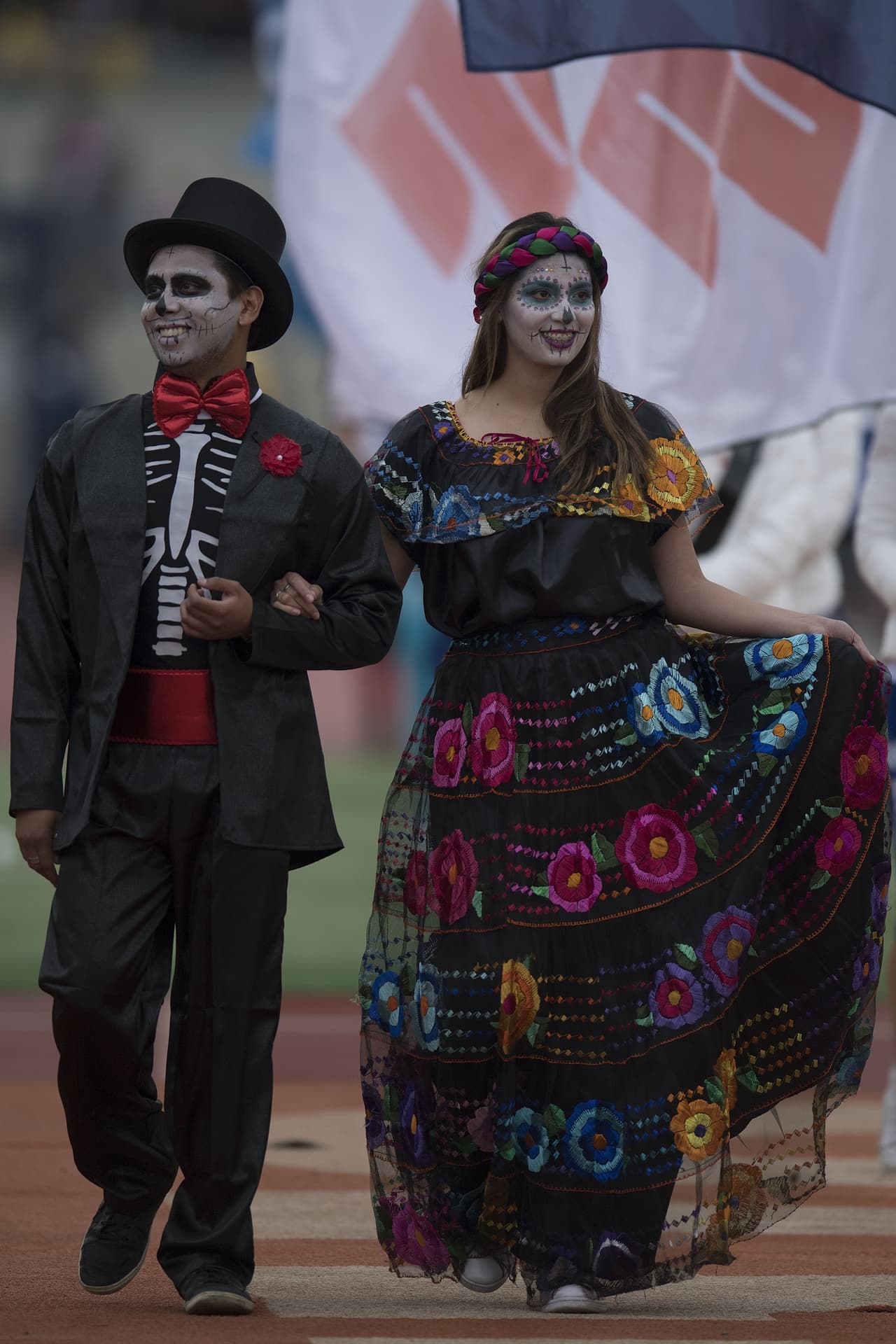 Los fanáticos de Pumas y Cruz Azul le dieron un color especial a la fiesta de la Jornada 15 con su alegría e incluso algunos lo hicieron con atuendos en homenaje al Día de los Muertos.