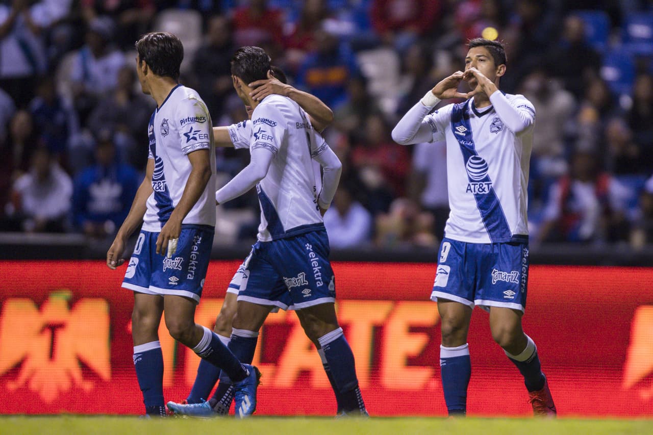 Con goles de Ángel Zaldívar y Christian Tabó, Puebla gana y se queda con los tres puntos en casa.