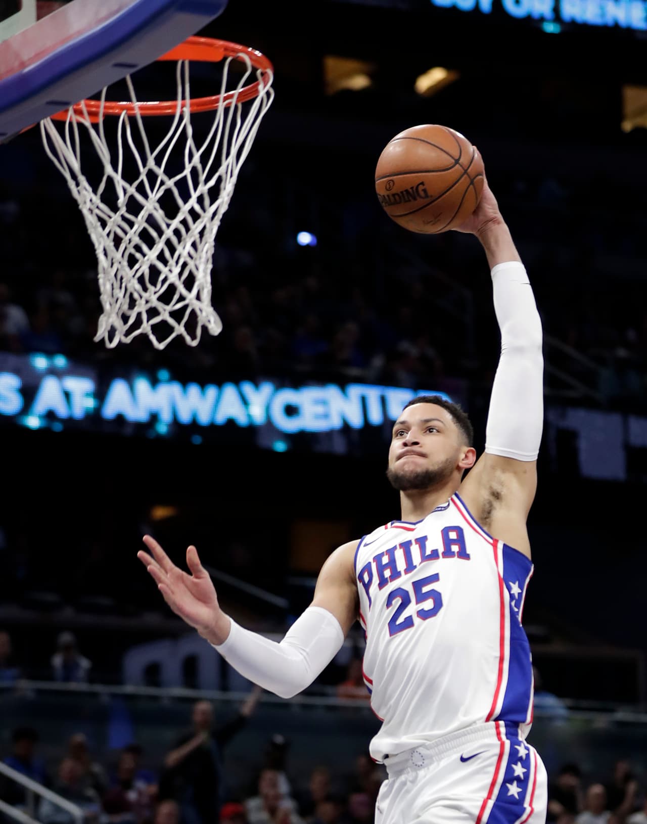 Con 11 rebotes y 10 asistencias, Ben Simmon fue el hombre que más brilló para los de Philadelphia.