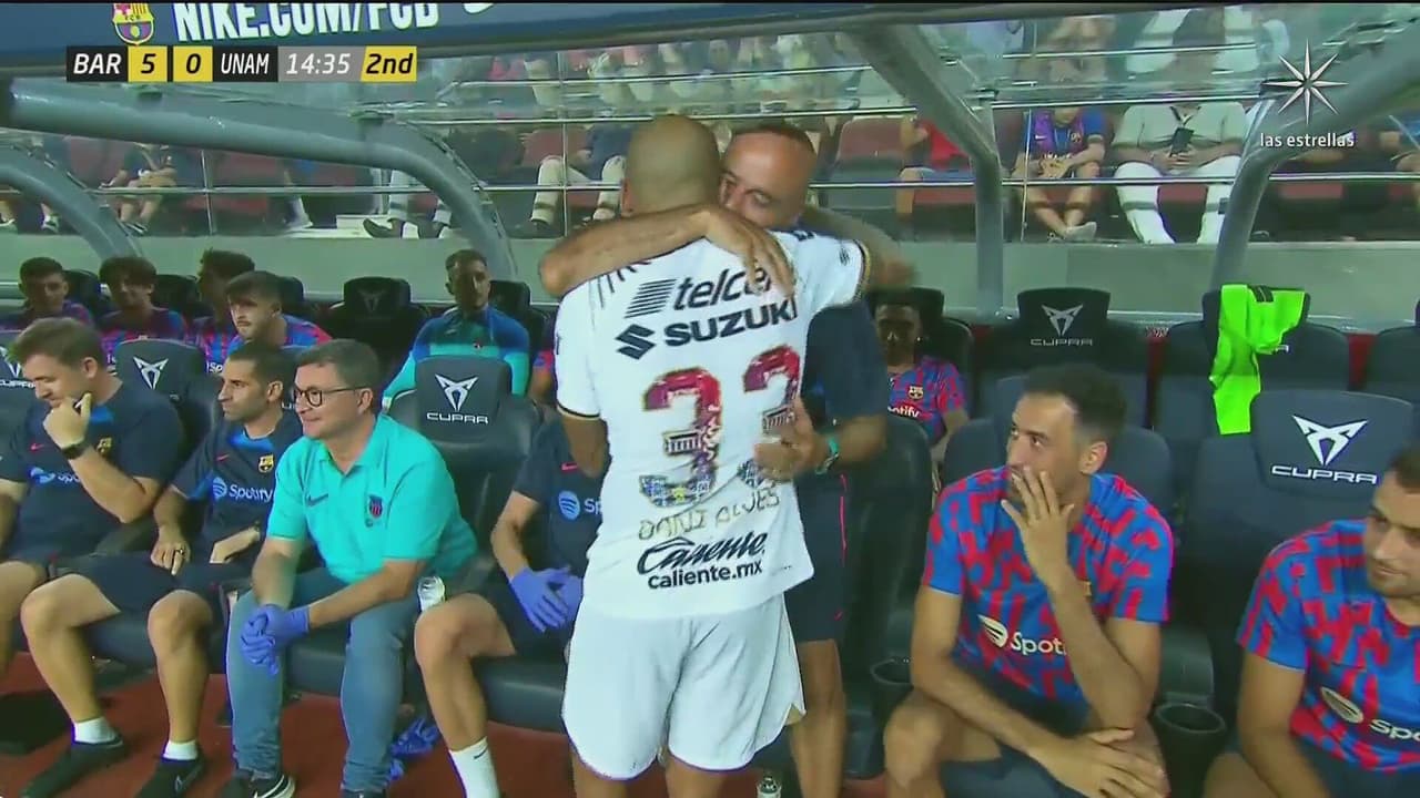 Dani Alves sale del partido y toma rumbo a la banca del Barcelona