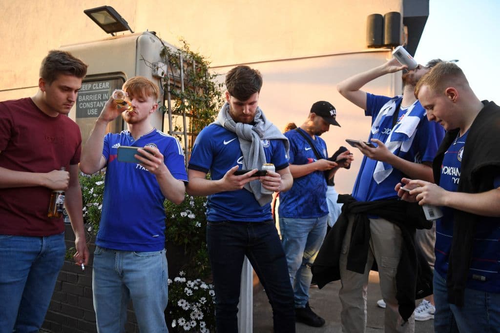 Los aficionados del Chelsea salen de sus casas para celebrar en las calles su segundo título de la UEFA Champions League.