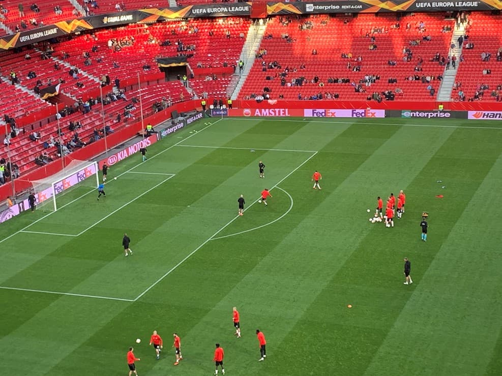 A pesar del horario, los andaluces fueron llegando poco a poco al Ramón Sánchez Pizjuán para vivir esta jornada de la UEFA Europa League en la que el Sevilla busca una buena ventaja ante el Slavia Praga para definir la serie con algo de tranquilidad en República Checa.