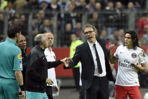 Protestas del técnico Laurent Blanc, pero igual Cavani se tuvo que ir.