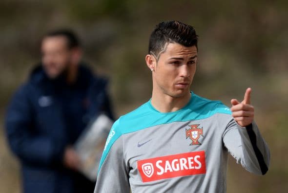 Cristiano Ronaldo:El ganador del balón de oro tiene una marca en su peinado, no se crean que es marca de nacimiento. Mira aquí los videos más chismosos.