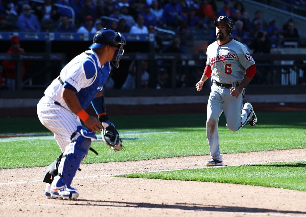 En la imagen Anthony Rendón, en pisa y corre, anota la tercera carrera para los Nationals tras elevado de sacrificio de Ryan Zimmermann en la novena entrada.