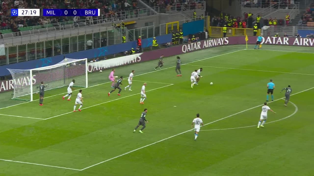 ¡TIRO ATAJADO! disparo por Christian Pulisic.