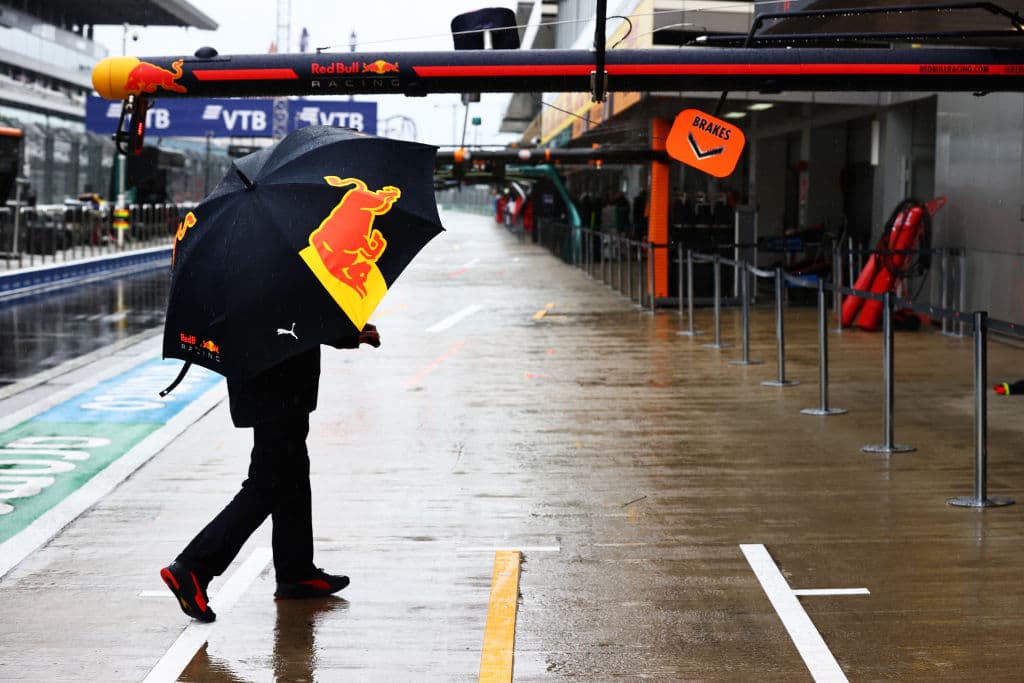 Lluvia retrasa el arranque del Gran Premio de Mónaco