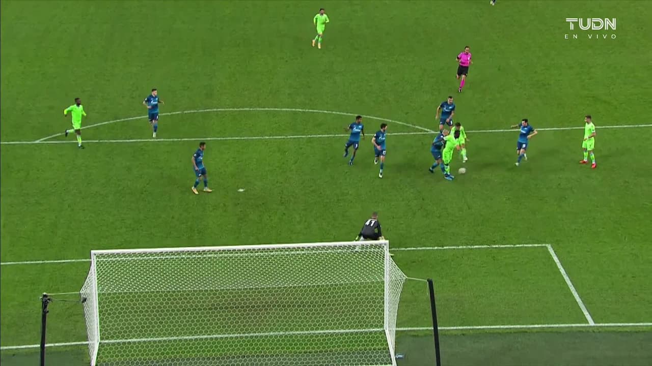 ¡TIRO ATAJADO! disparo por Joaquin Correa.