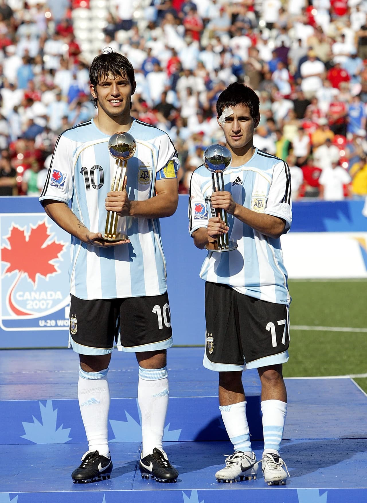 Sergio Agüero: el sexto título de Argentina de un Mundial Sub-20 se dio en su edición 2007 en Canadá con el 'Kun' como figura principal. Como Messi, dos años atrás, fue Balón y Botín de Oro del campeonato. Tras esto dio el salto rápido a Europa donde ha logrado varios reconocimientos.