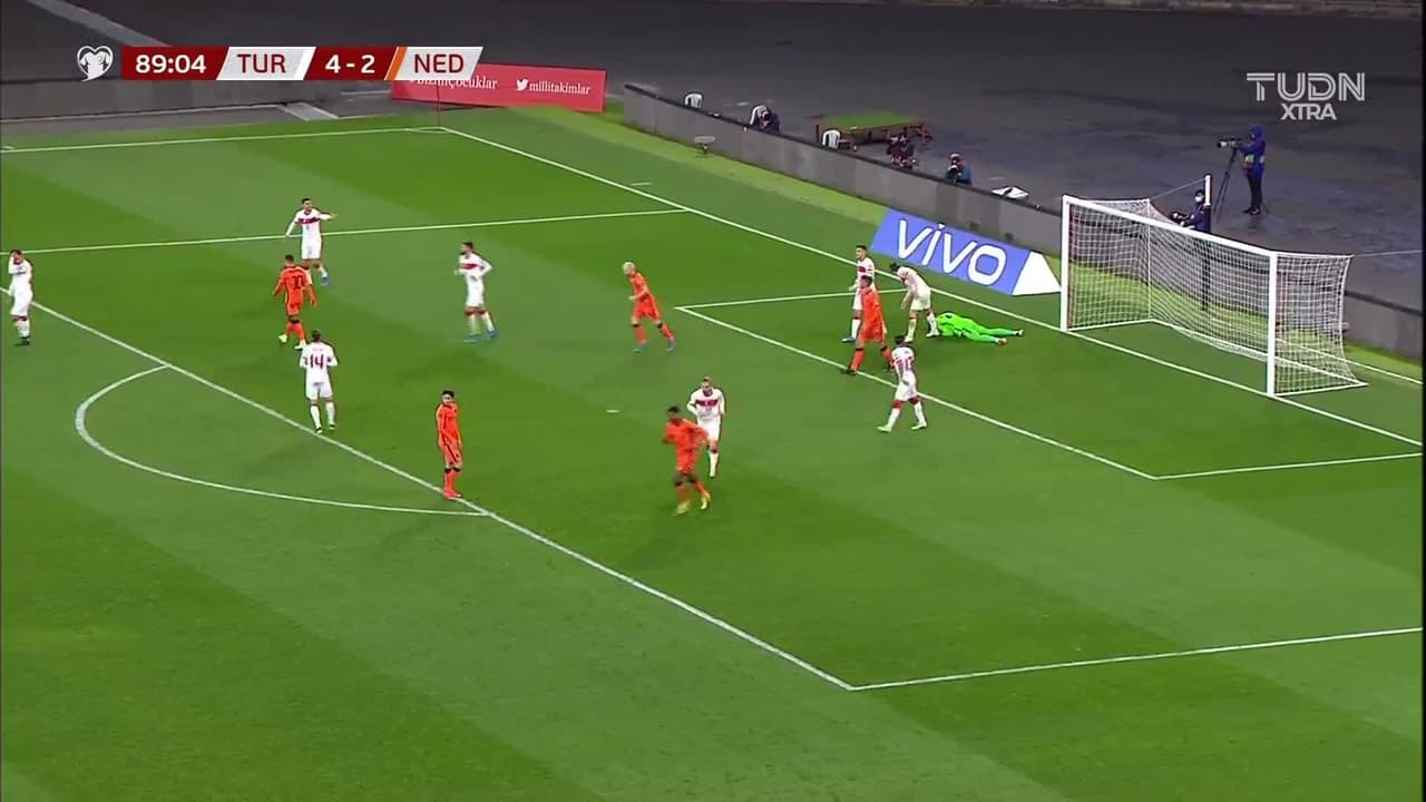 ¡TIRO ATAJADO! disparo por Patrick van Aanholt.