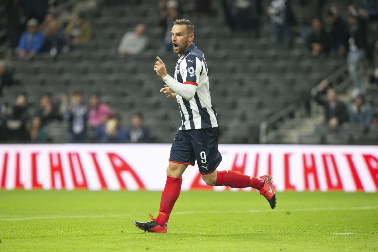 Janssen promueve a César Montes en el futbol de Europa