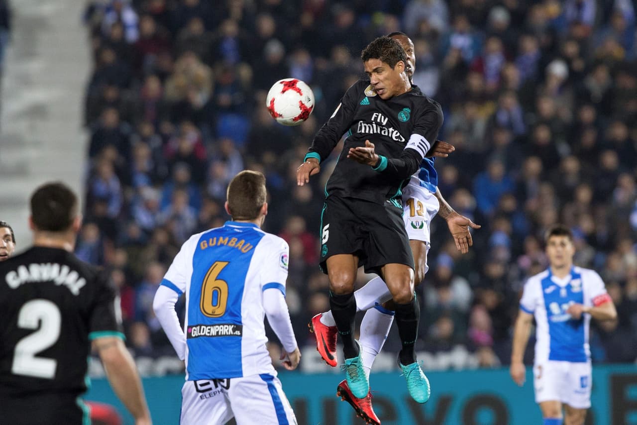 Atrás, Raphael Varane hacía lo posible para evitar las llegadas de los locales. En el juego aéreo estuvo impasable.