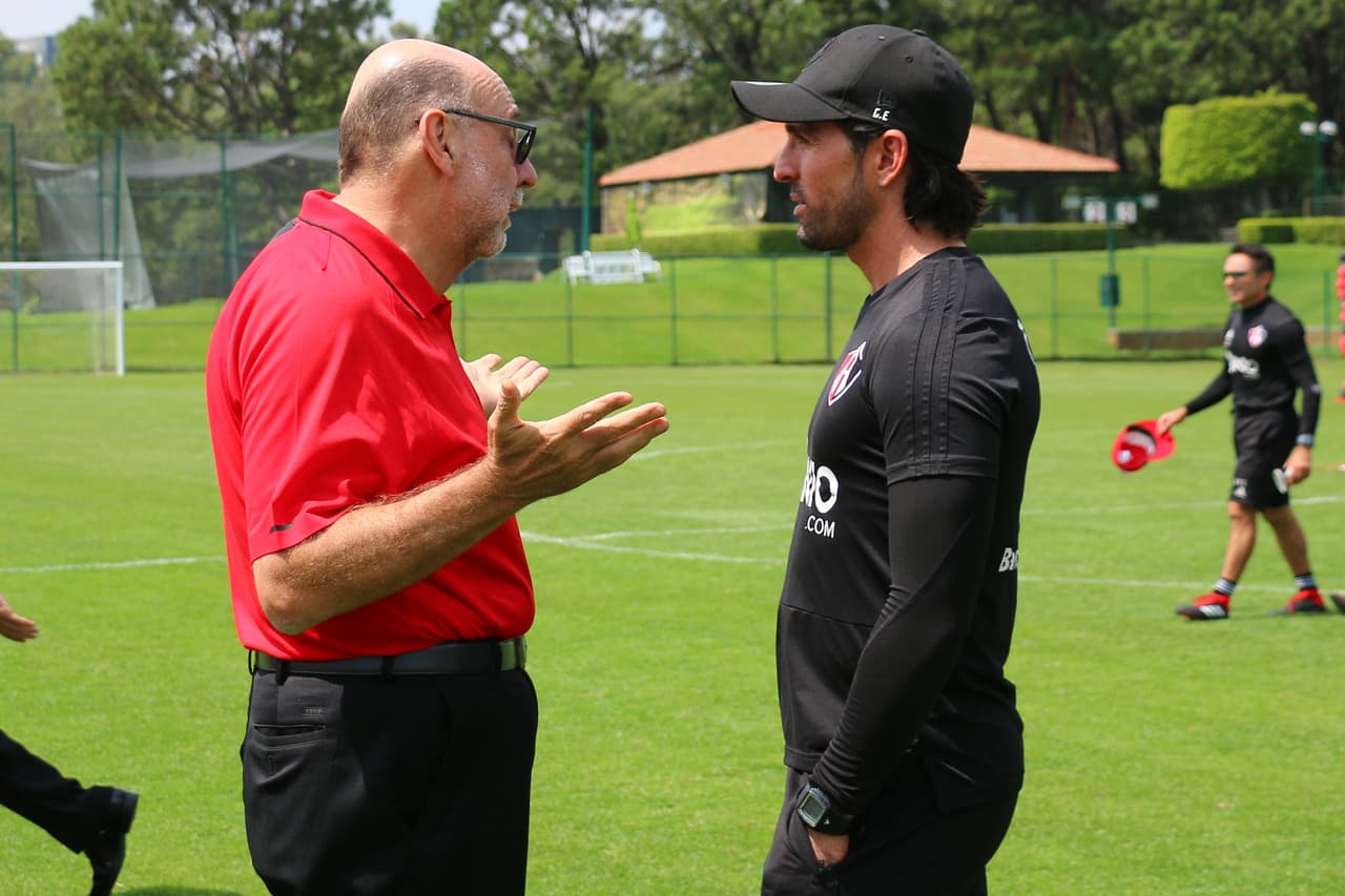 El presidente de Atlas aprovechó para conversar con el técnico del equipo para pulir algunos detalles del funcionamiento en cancha.